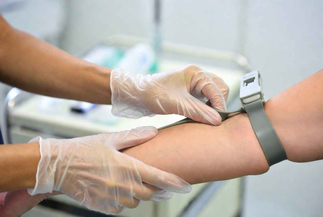 Наложение медицинского жгута для укола пациенту